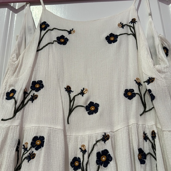 Flowy Embroidered Floral Top - Picture 2 of 4